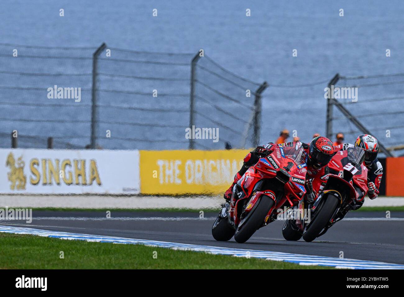 Prove libere prima del Gran Premio d'Australia di MotoGP della Qatar Airways sul circuito di Phillip Island. Australia 18 ottobre 2024 nella foto: Francesco Bagnaia ed Enea Bastianini Entrenamientos libres previos al Gran Premio Qatar Airways de MotoGP de Australia en el circuito de Phillip Island. 18 de Octubre de 2024 POOL/ MotoGP.com/Cordon Press Images sarà solo per uso editoriale. Credito obbligatorio: © motogp.com credito: CORDON PRESS/Alamy Live News Foto Stock