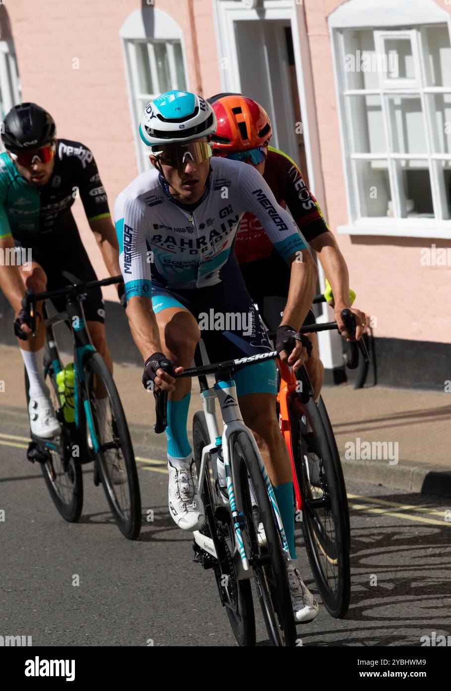 Nella fase finale del Tour of Britain 2024, passando per Framlingham nel Suffolk, un gruppo ad interim di quattro piloti sta inseguendo la pausa di testa. Foto Stock