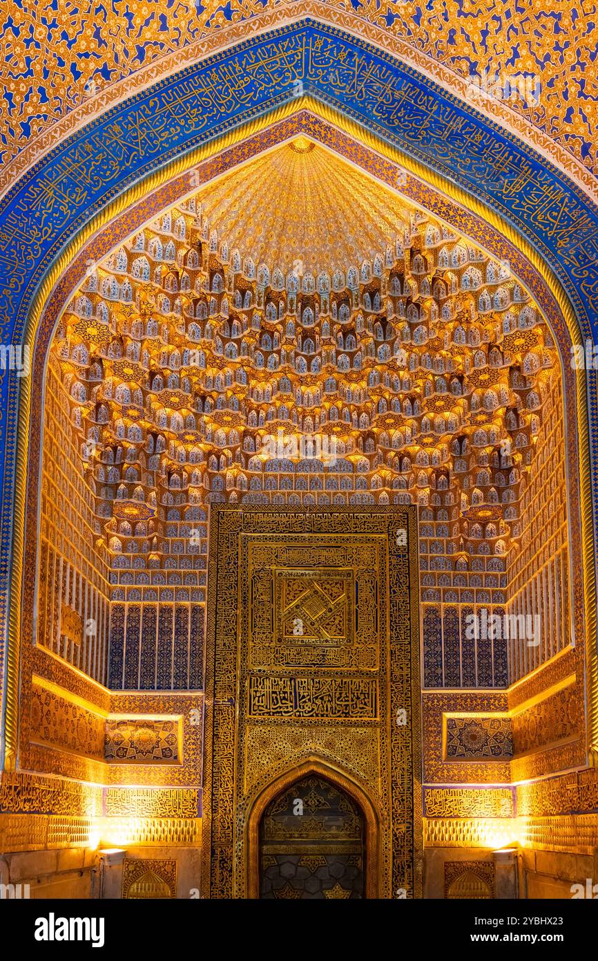 Samarcanda, Uzbekistan-12 agosto 2023: Interno della moschea Tilla-Kari in Piazza Registan a Sammarkand durante il giorno estivo Foto Stock