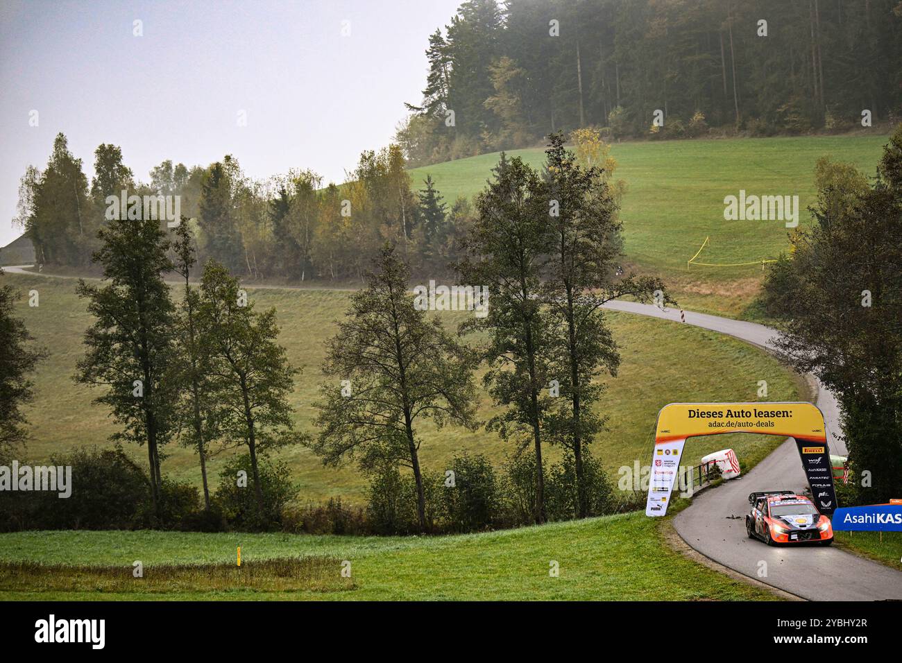 Il pilota Andreas Mikkelsen e il co-pilota Torstein Eriksen del Team Hyundai Shell Mobis World Rally Team, Hyundaii20 N Rally1 Hybrid, affrontano il 3° giorno di gara durante il Campionato del mondo Rally FIA WRC Central European Rally 2024 19 ottobre, Bad Griesbach, Germania Foto Stock