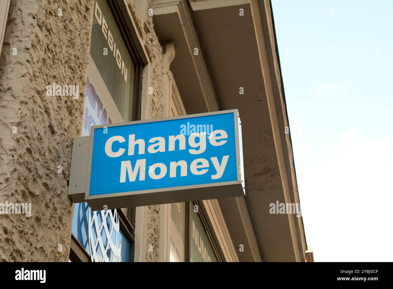 Cambia l'insegna del denaro sul muro all'esterno del negozio che espone valuta da diversi paesi Foto Stock