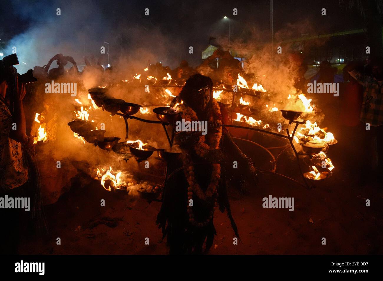 Intensa profondità di credenza di Kulasai dasara a Kulasekharapatnam, vicino a Thiruchendur nel distretto di Thoothukudi del Tamil Nadu. Foto Stock