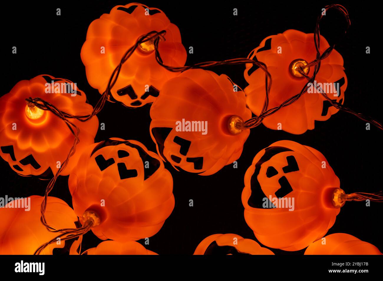 Luci di zucca Happy Jack o lanterna accese su sfondo nero Foto Stock