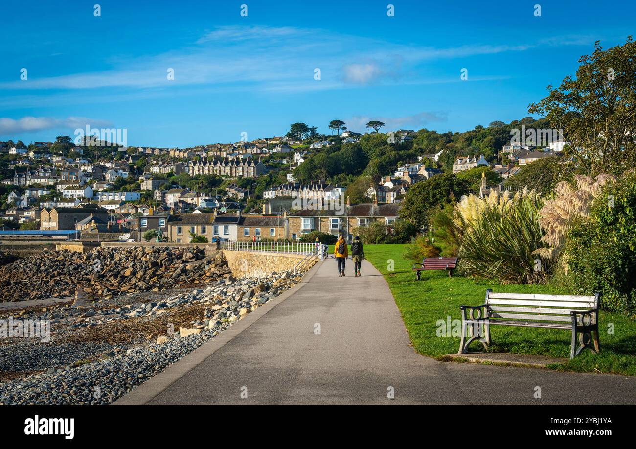 La cittadina balneare di Newlyn in Cornovaglia, Inghilterra. Vista sul lungomare in un giorno d'estate di sole Foto Stock