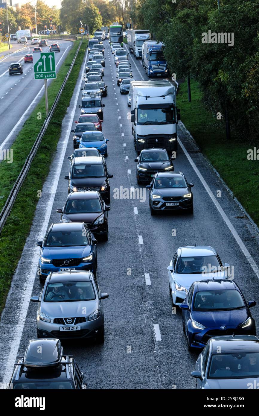 Bristol, Regno Unito. 19 ottobre 2024. L'autostrada M4 sarà chiusa tra gli svincoli 18 e 19 a Bristol per tutto il fine settimana. Il traffico M4 deviato sulla A417 causa ritardi. Questa è una delle sezioni più trafficate della rete autostradale del Regno Unito, il traffico è interrotto. Il ponte ha chiuso alle 19 di venerdì 18 ottobre e speriamo riaprirà alle 6 di mattina del 21, quindi ci saranno lunghe deviazioni. Il ponte A432 Badminton Road è in cattive condizioni, la sua sostituzione è prevista per il 2025. Questo fine settimana i lavori riassegneranno i servizi locali che attraversano il ponte in trincee scavate attraverso l'autostrada. Foto Stock