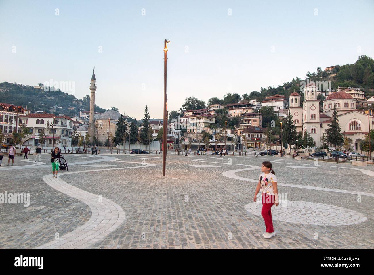 La piazza principale di Berat con la chiesa ortodossa sulla destra e la moschea musulmana sulla sinistra. Albania. Foto Stock