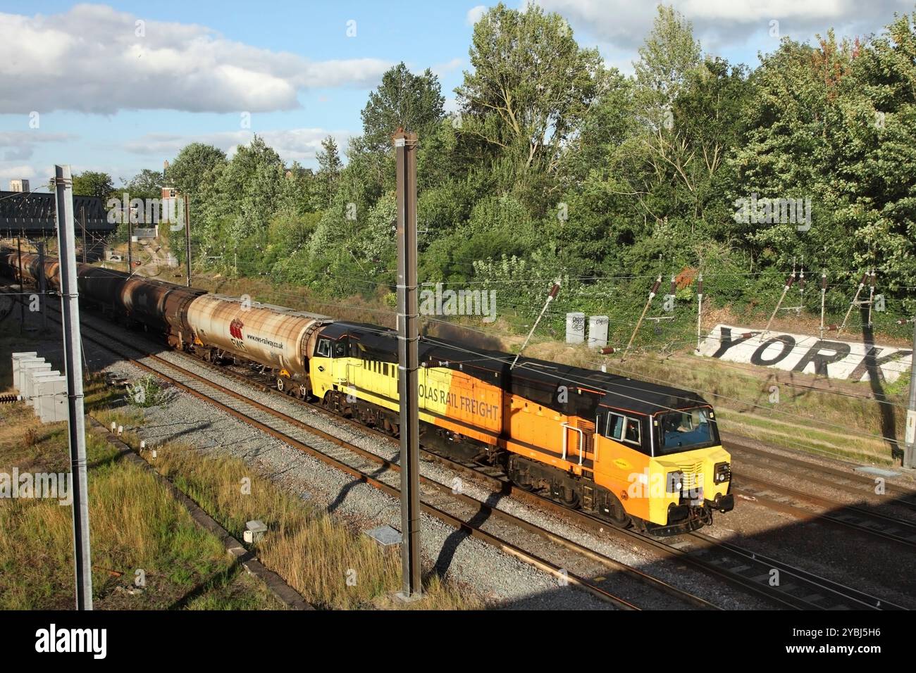 La locomotiva diesel Colas Rail classe 70 70813 trasporta il 6D43 1541 Jarrow al servizio di raffineria Lindsey Oil da York l'8/9/24. Foto Stock