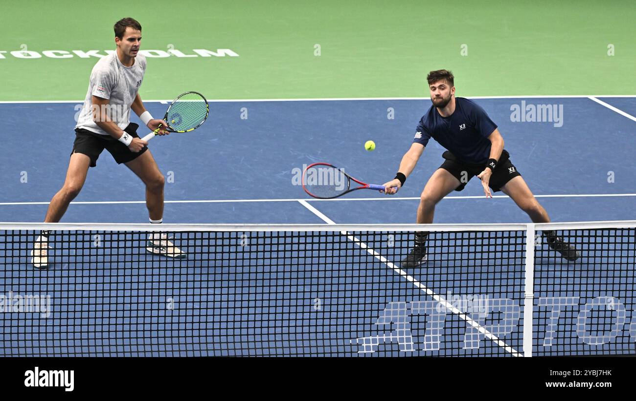 Stoccolma, Svezia. 19 ottobre 2024. STOCCOLMA, SVEZIA 20241019Petr Nouza (L) e Patrik Rikl della Repubblica Ceca in azione durante la semifinale BNP Paribas Nordic Open ATP match contro Jan Zielinski della Polonia e Hugo Nys di Monaco alla Royal Tennis Hall di Stoccolma, Svezia, il 19 ottobre 2024. Foto: Claudio Bresciani/TT/codice 10090 credito: TT News Agency/Alamy Live News Foto Stock