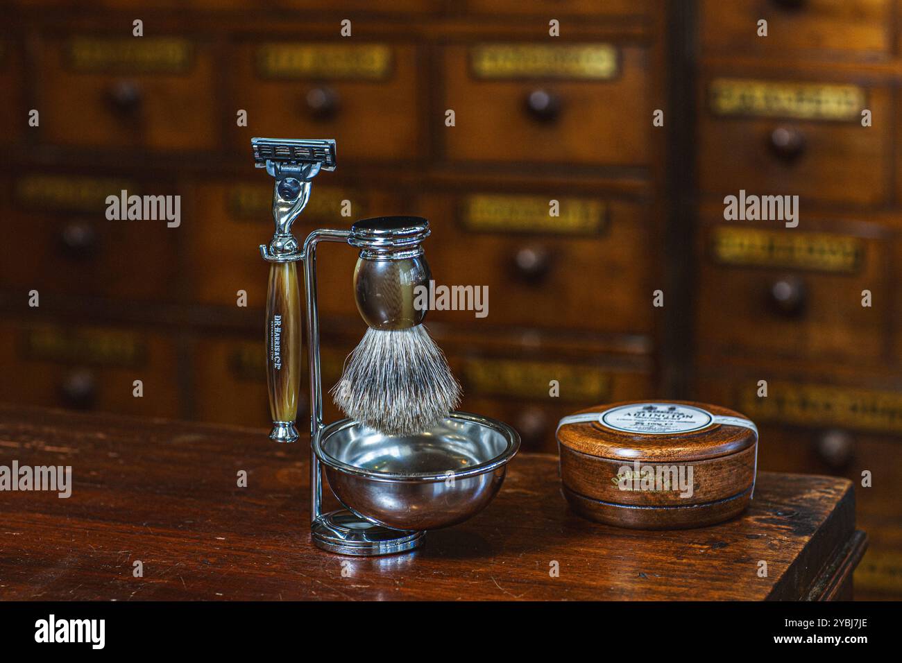 Vaschetta in mogano da barba con spazzole da barba e Razor Dr Harris & Co St James's, Londra, Regno Unito Foto Stock