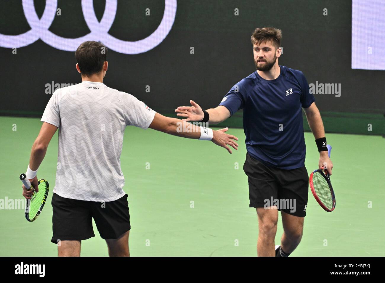 Stoccolma, Svezia. 19 ottobre 2024. STOCCOLMA, SVEZIA 20241019Petr Nouza (L) e Patrik Rikl della Repubblica Ceca festeggiano durante la semifinale del BNP Paribas Nordic Open ATP doppio di tennis contro Jan Zielinski della Polonia e Hugo Nys di Monaco alla Royal Tennis Hall di Stoccolma, Svezia, il 19 ottobre 2024. Foto: Claudio Bresciani/TT/codice 10090 credito: TT News Agency/Alamy Live News Foto Stock