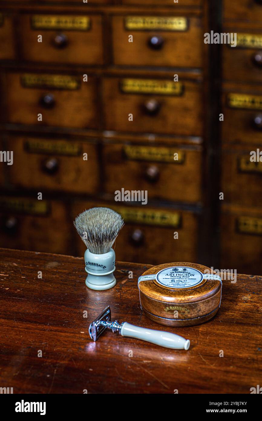 Vaschetta in mogano da barba con spazzole da barba e Razor Dr Harris & Co St James's, Londra, Regno Unito Foto Stock
