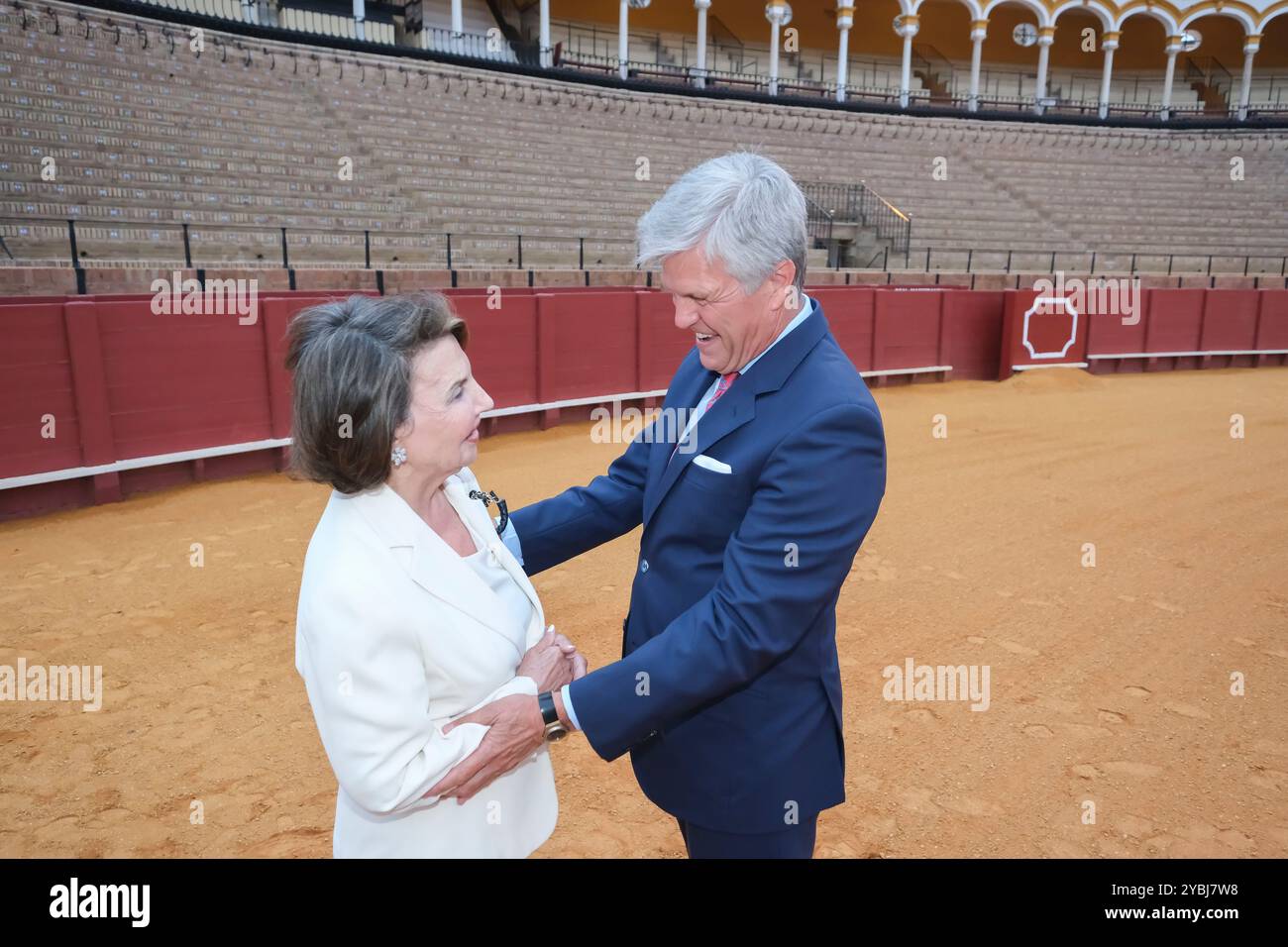 Siviglia, 09/26/2024. Presentazione del premio ABC de Sevilla corrida a Lutgardo García. Nell'immagine, Isabel Herce e Juan Antonio Ruiz 'Espartaco'. Foto: JM Serrano. Archsev. Crediti: Album / Archivo ABC / Juan Manuel Serrano Becerra Foto Stock