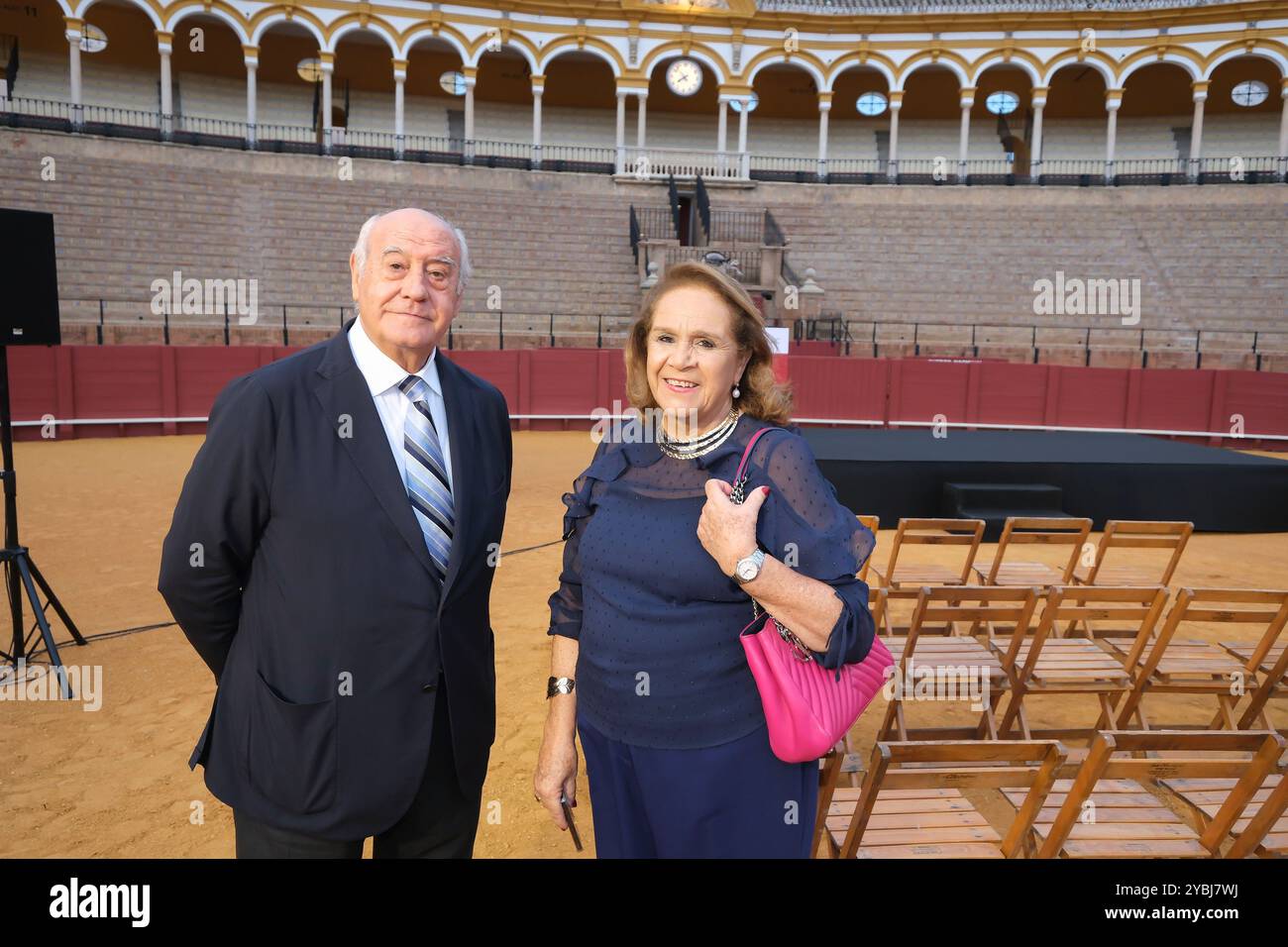 Siviglia, 09/26/2024. Presentazione del premio ABC de Sevilla corrida a Lutgardo García. Nell'immagine, Ramón Valencia e Concha Yoldi. Foto: JM Serrano. Archsev. Crediti: Album / Archivo ABC / Juan Manuel Serrano Becerra Foto Stock