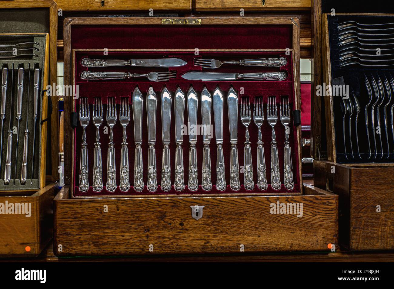 Servizio mensa Regalia posate in argento in una vecchia scatola di legno Foto Stock
