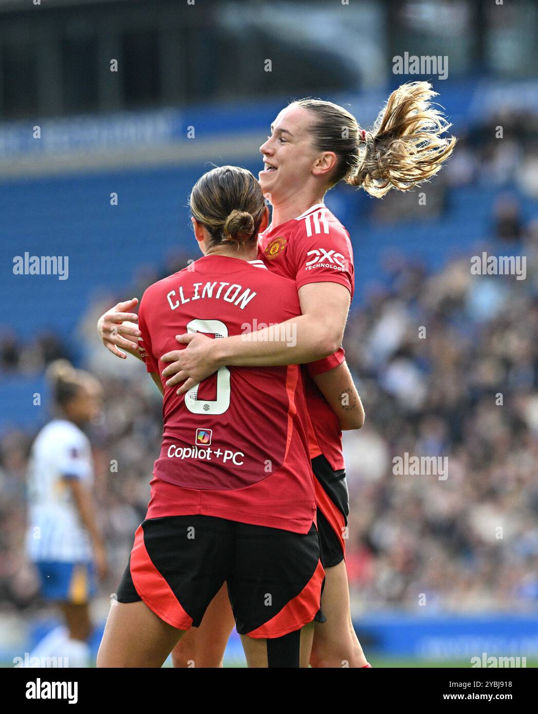 Brighton UK 19 ottobre 2024 - Elisabeth Terland ha fatto un salto sul marcatore Grace Clinton del Manchester United durante la partita di football femminile Barclays Super League tra Brighton & Hove Albion e Manchester United all'American Express Stadium di Brighton: Credit Simon Dack /TPI/ Alamy Live News Foto Stock