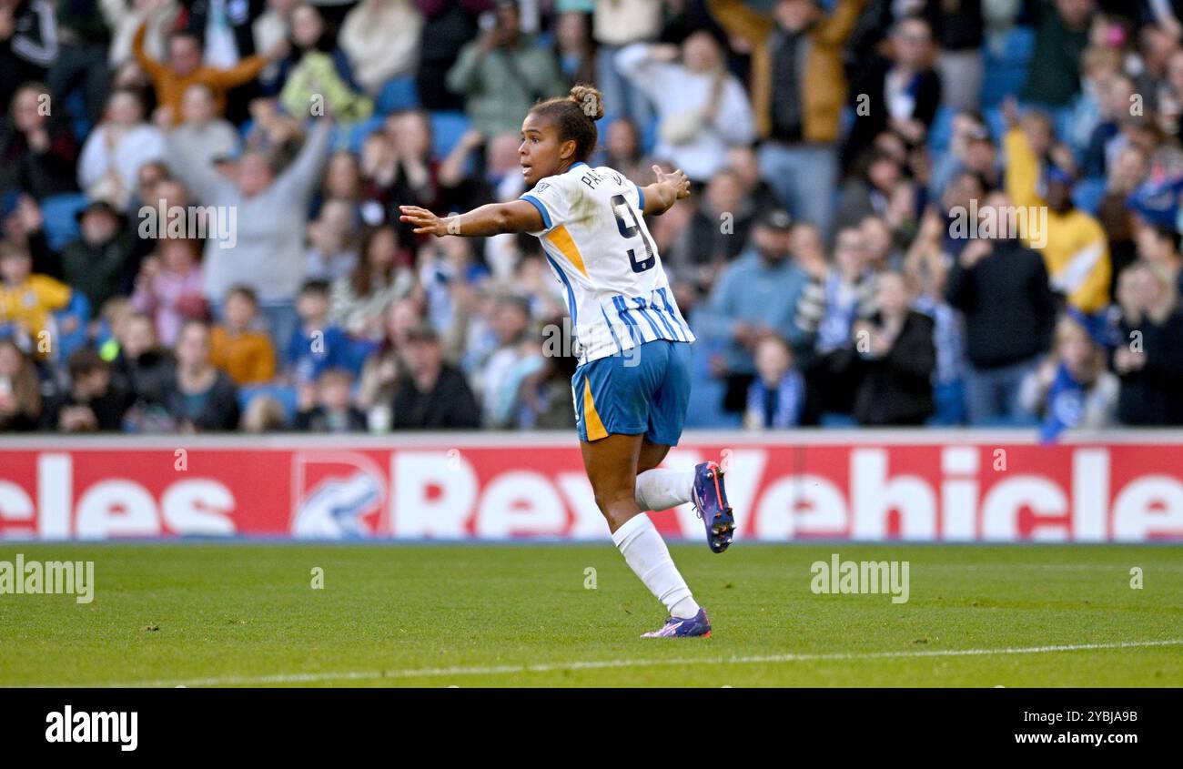 Brighton UK 19 ottobre 2024 - Nikita Parris di Brighton festeggia dopo aver segnato il suo primo gol durante la partita di football femminile Barclays Super League tra Brighton & Hove Albion e Manchester United all'American Express Stadium , Brighton : Credit Simon Dack /TPI/ Alamy Live News Foto Stock