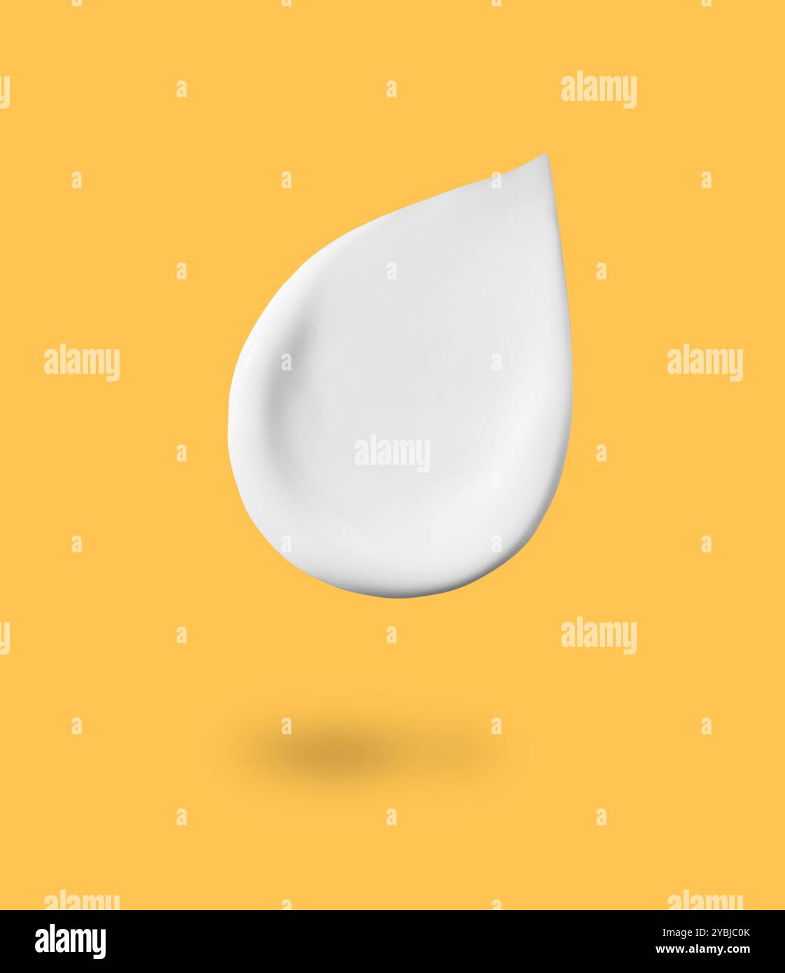 Prodotto cosmetico in aria su sfondo arancione Foto Stock