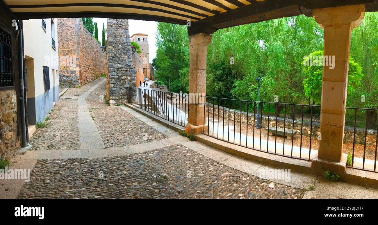 Passaggio sul fiume Arlanza. Covarrubias, provincia di Burgos, Castilla Leon, Spagna. Foto Stock