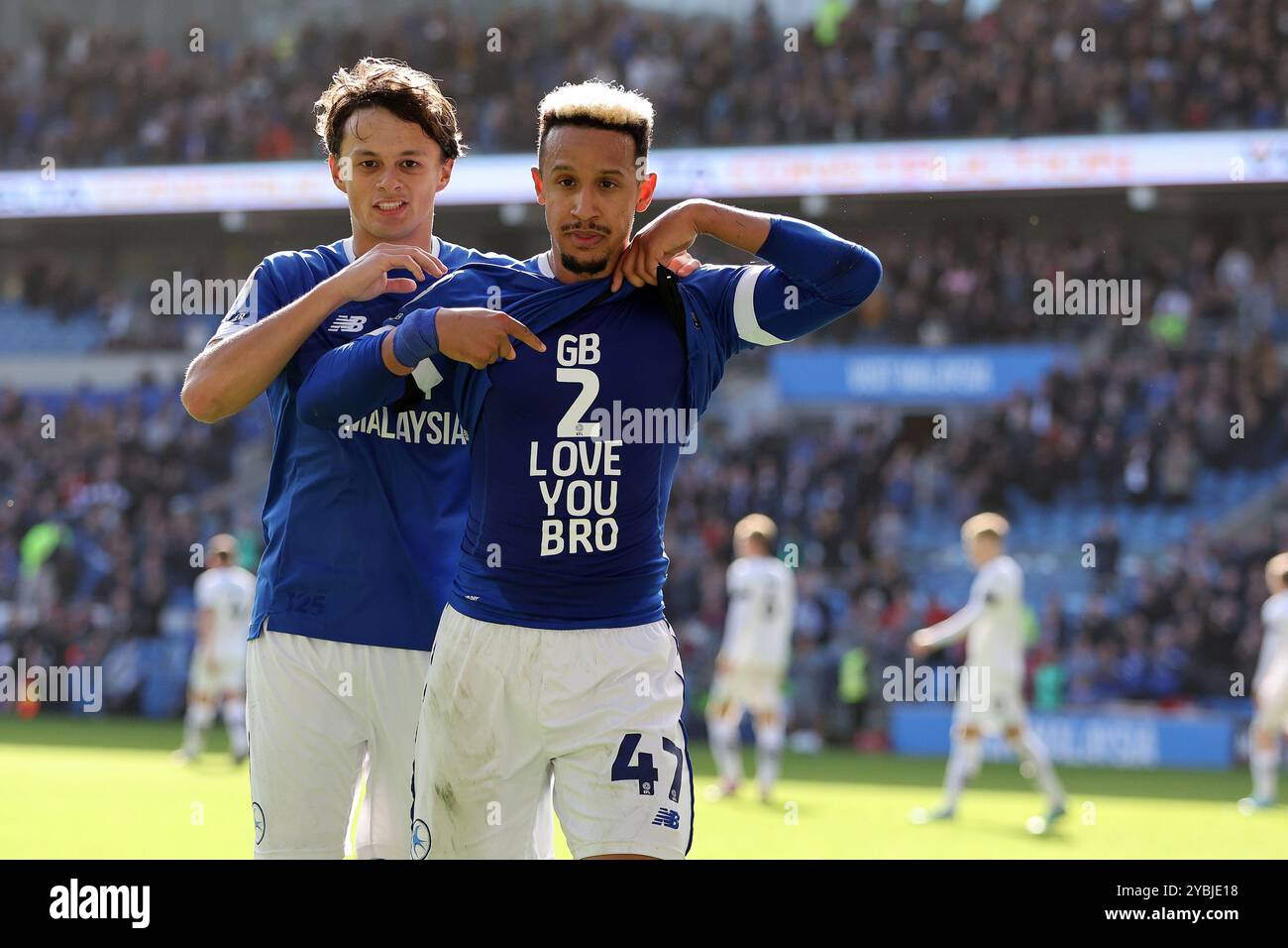 Cardiff, Regno Unito. 19 ottobre 2024. Callum Robinson della città di Cardiff (r) festeggia con il compagno di squadra Perry NG (l) dopo aver segnato il 4° gol della sua squadra. Partita del campionato EFL Skybet, Cardiff City contro Plymouth Argyle al Cardiff City Stadium di Cardiff, Galles, sabato 19 ottobre 2024. Questa immagine può essere utilizzata solo per scopi editoriali. Solo per uso editoriale, foto di Andrew Orchard/Andrew Orchard fotografia sportiva/Alamy Live news credito: Andrew Orchard fotografia sportiva/Alamy Live News Foto Stock