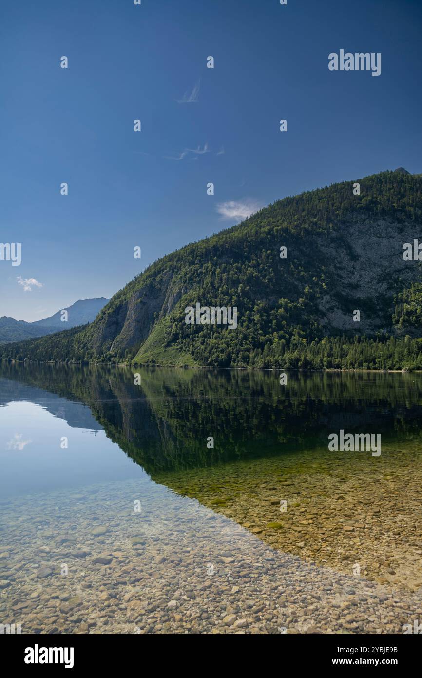 Ripide riflessioni sul lago Altaussee, Austria Foto Stock