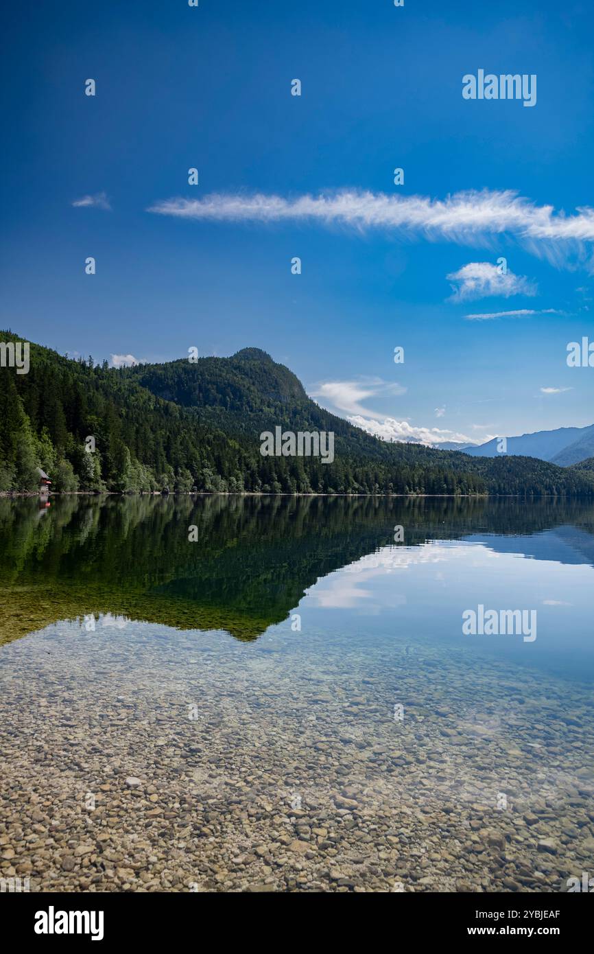 Riflessioni cristalline in una giornata tranquilla sul lago Altaussee, Austria Foto Stock