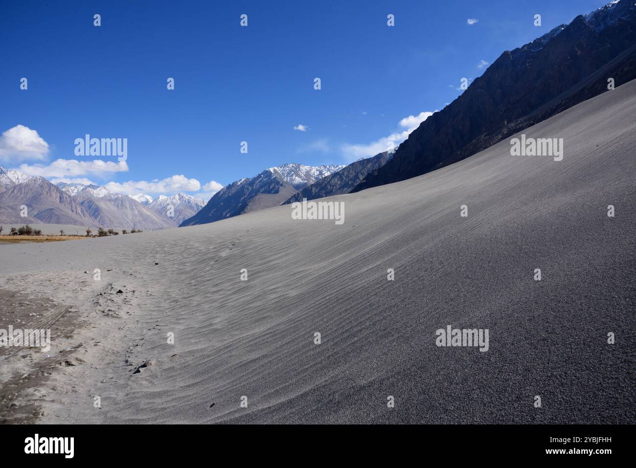 La grande catena dell'Himalaya, i monti Ladakh in India Foto Stock