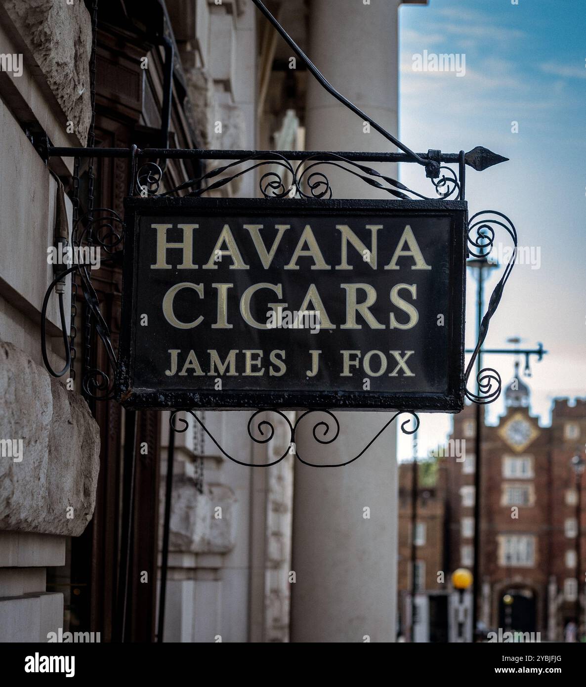 James J Fox, negozio di sigari, firma i più antichi mercanti di sigari in St Jame's Street, nel centro di Londra, Inghilterra, Regno Unito. Foto Stock