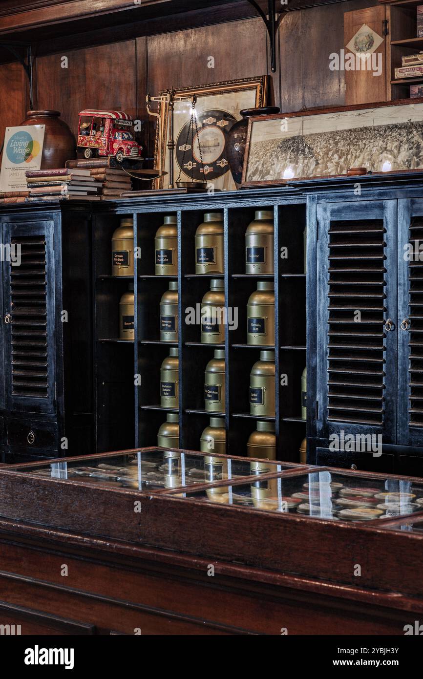 James Fox J, più antico cigar shop a Londra stabilito da Robert Lewis nel 1787, mercanti di sigari su St Jame's Street, Londra, Inghilterra, Regno Unito Foto Stock