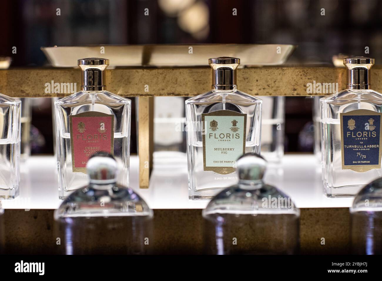 Primo piano di bottiglie di profumo al negozio di profumi Floris of London. Jermyn Street, St. James's, Londra, Inghilterra Foto Stock