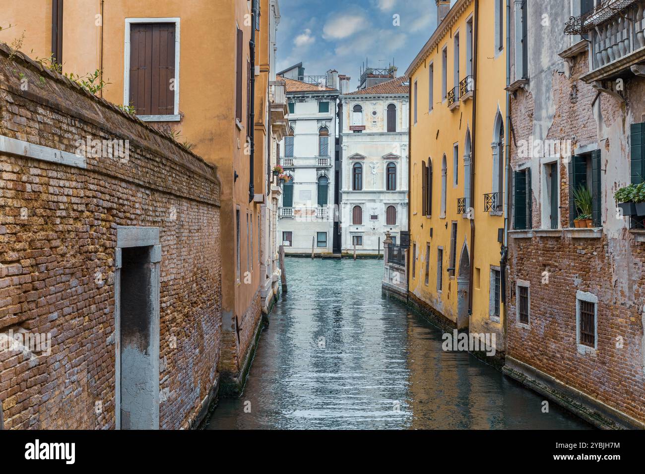 Edifici e strade della città sull'acqua di Venezia Foto Stock