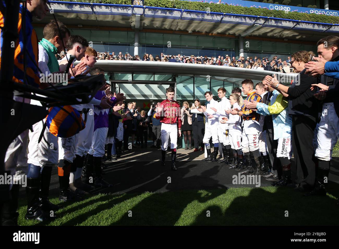 Oisin Murphy cammina attraverso una guardia d'onore per ricevere il trofeo campione di fantino durante il QIPCO British Champions Day all'Ascot Racecourse, Berkshire. Data foto: Sabato 19 ottobre 2024. Foto Stock