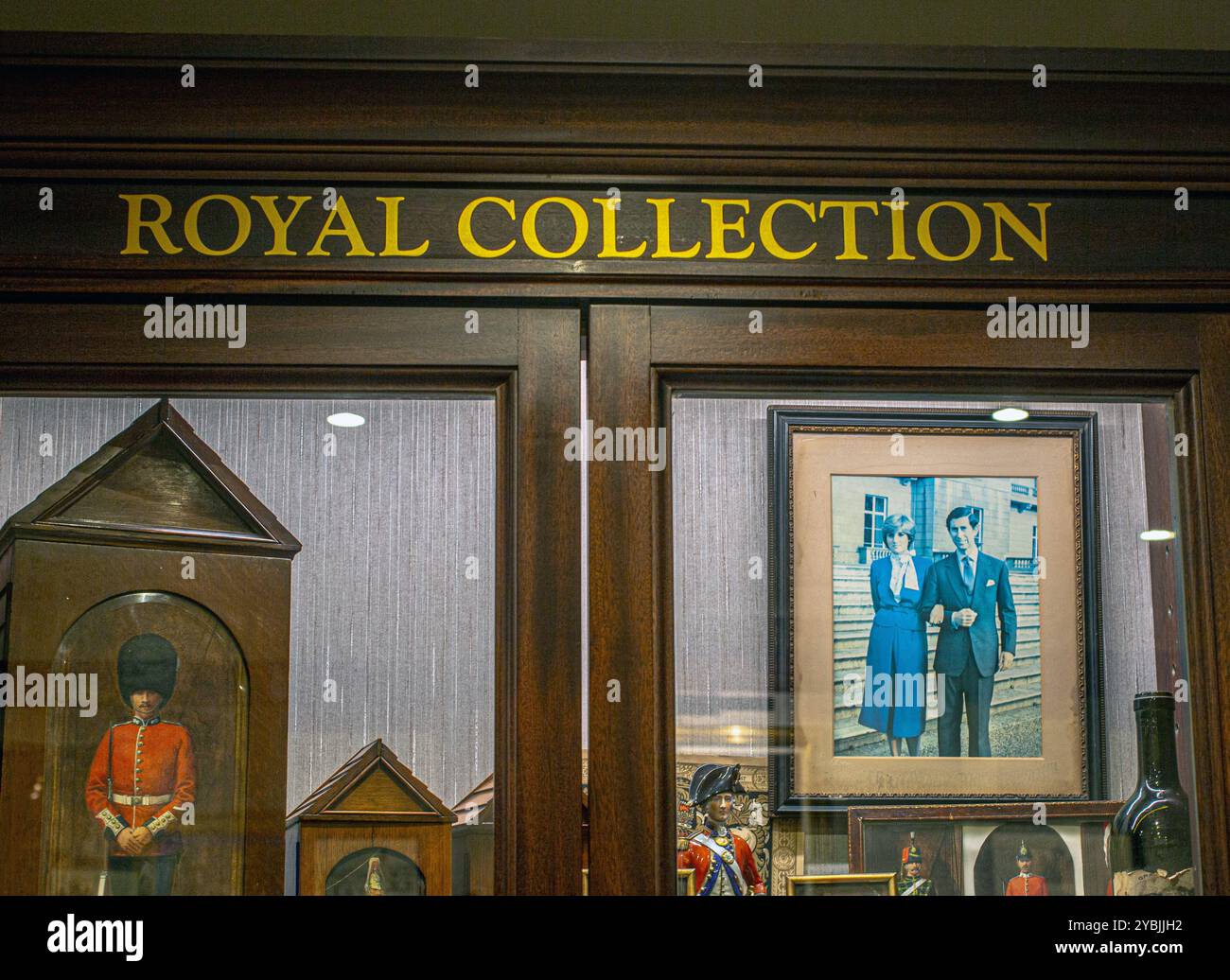 Collezione reale esposta nel museo presso il James J Fox, il più antico negozio di sigari di Londra Foto Stock