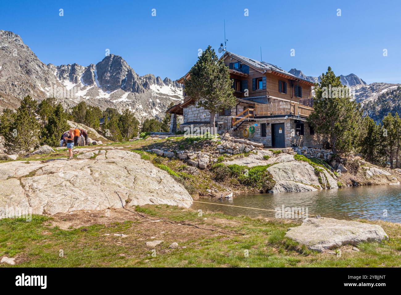 Lago Estany TORT de la Peguera e rifugio JM Blanc, Parco Nazionale di Aigüestortes, Lleida, Spagna Foto Stock