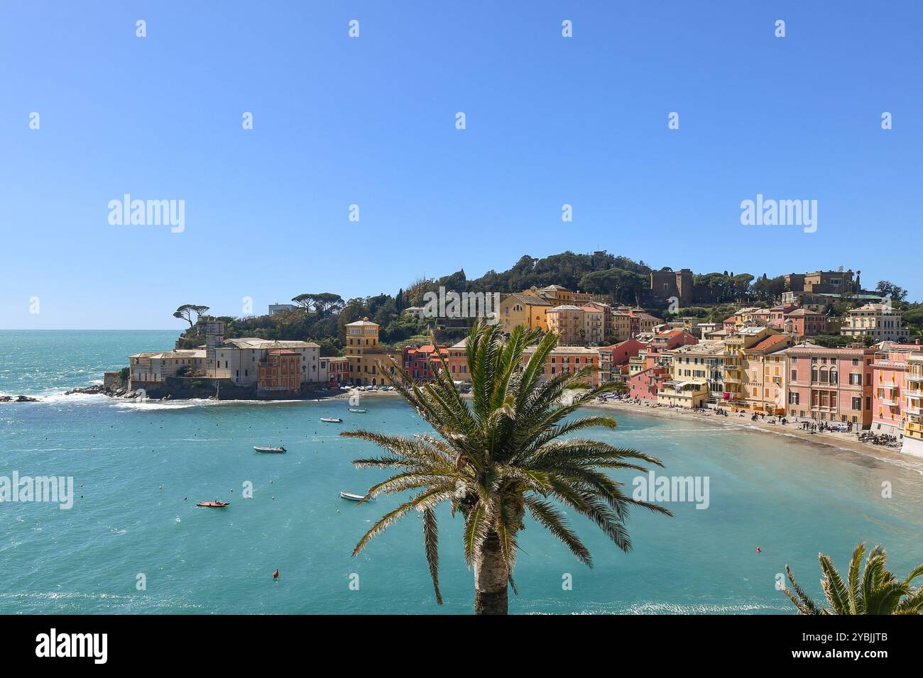 Vista elevata della Baia del silenzio, una delle spiagge più belle d'Italia, che ha ispirato scrittori e poeti come Goethe e Sestri Levante Foto Stock