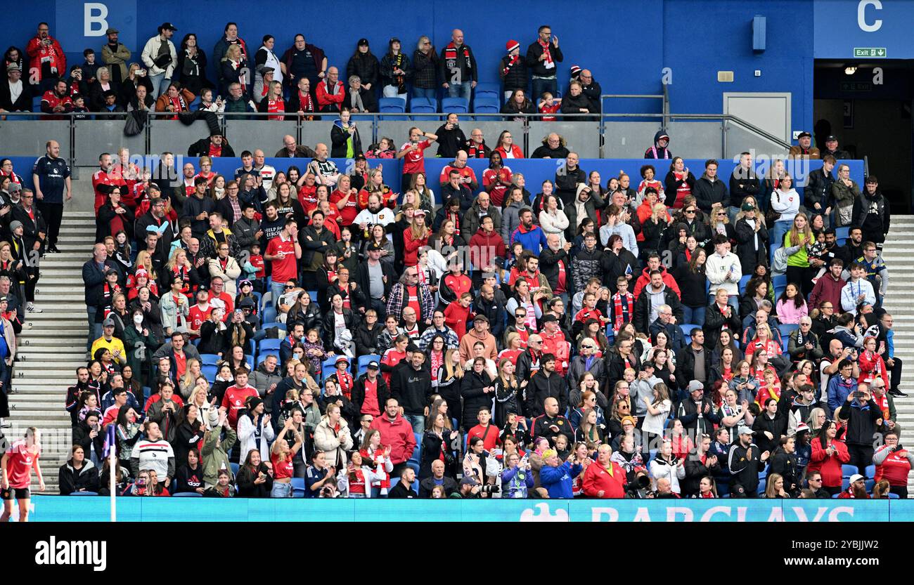 Brighton Regno Unito 19 ottobre 2024 - tifosi del Manchester United durante la partita di calcio femminile di Barclays Super League tra Brighton & Hove Albion e Manchester United all'American Express Stadium , Brighton : Credit Simon Dack /TPI/ Alamy Live News Foto Stock