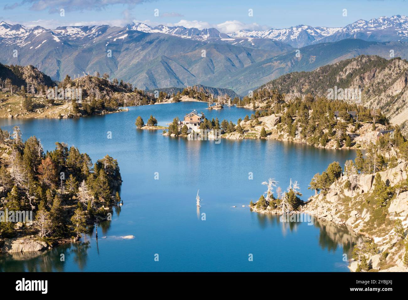 Lago Estany TORT de la Peguera e rifugio JM Blanc, Parco Nazionale di Aigüestortes, Lleida, Spagna Foto Stock