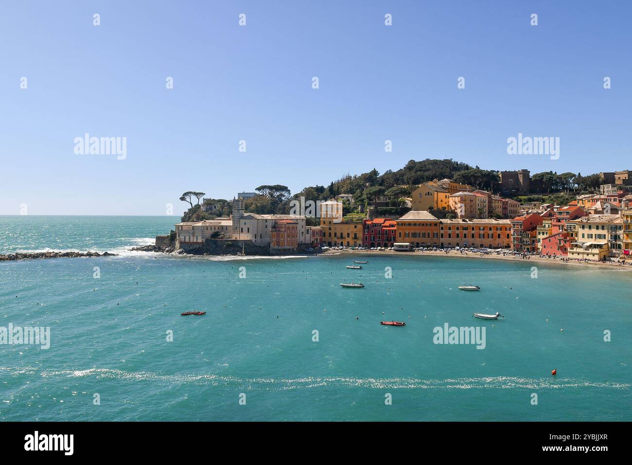 Vista sopraelevata della Baia del silenzio, una delle spiagge più belle d'Italia, che ha ispirato scrittori e poeti come Goethe, Sestri Levante Foto Stock