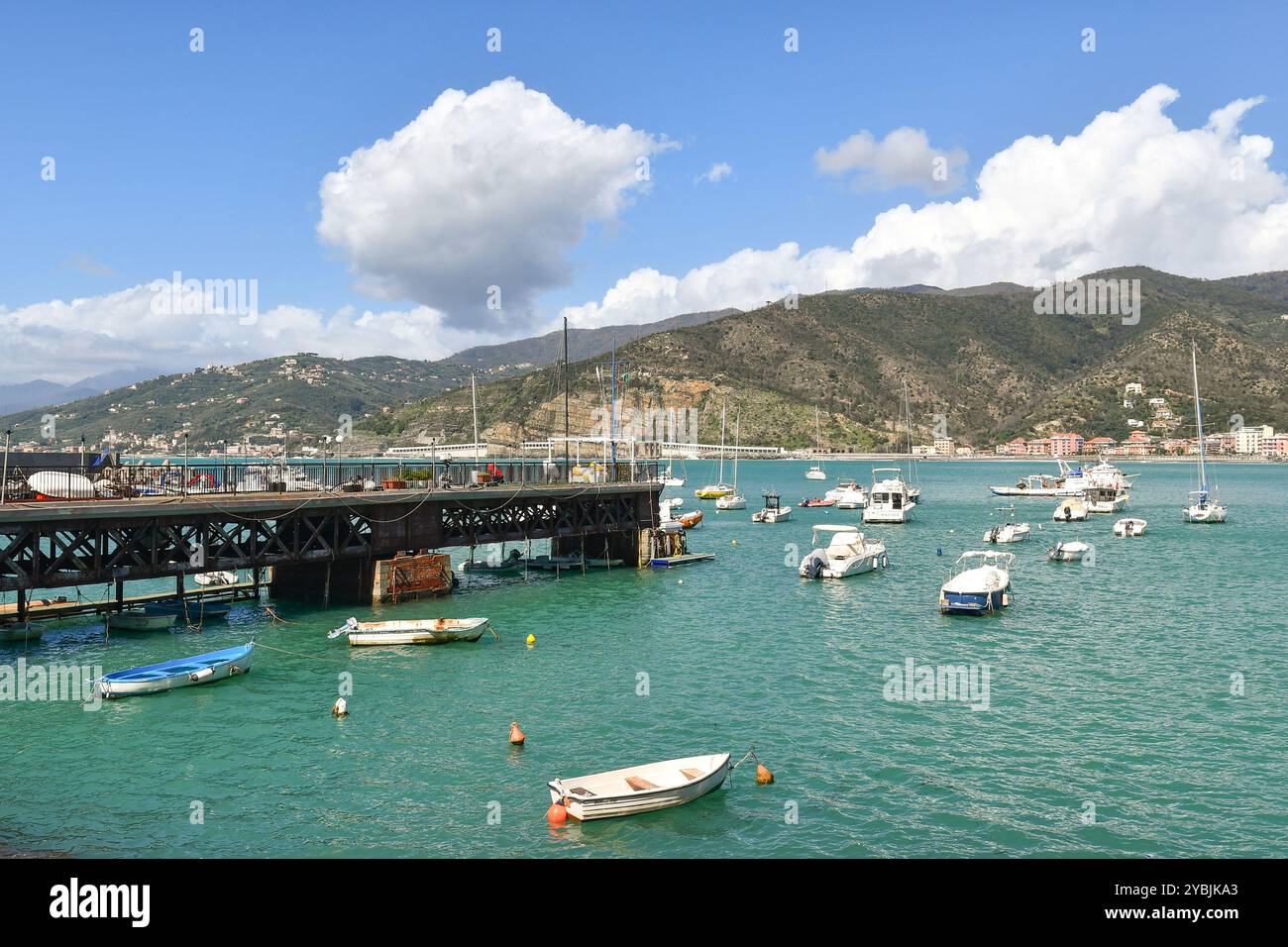 Veduta del porto turistico della Baia delle fiabe, con il molo, le barche ancorate e la costa sullo sfondo, Sestri Levante, Genova, Liguria Foto Stock