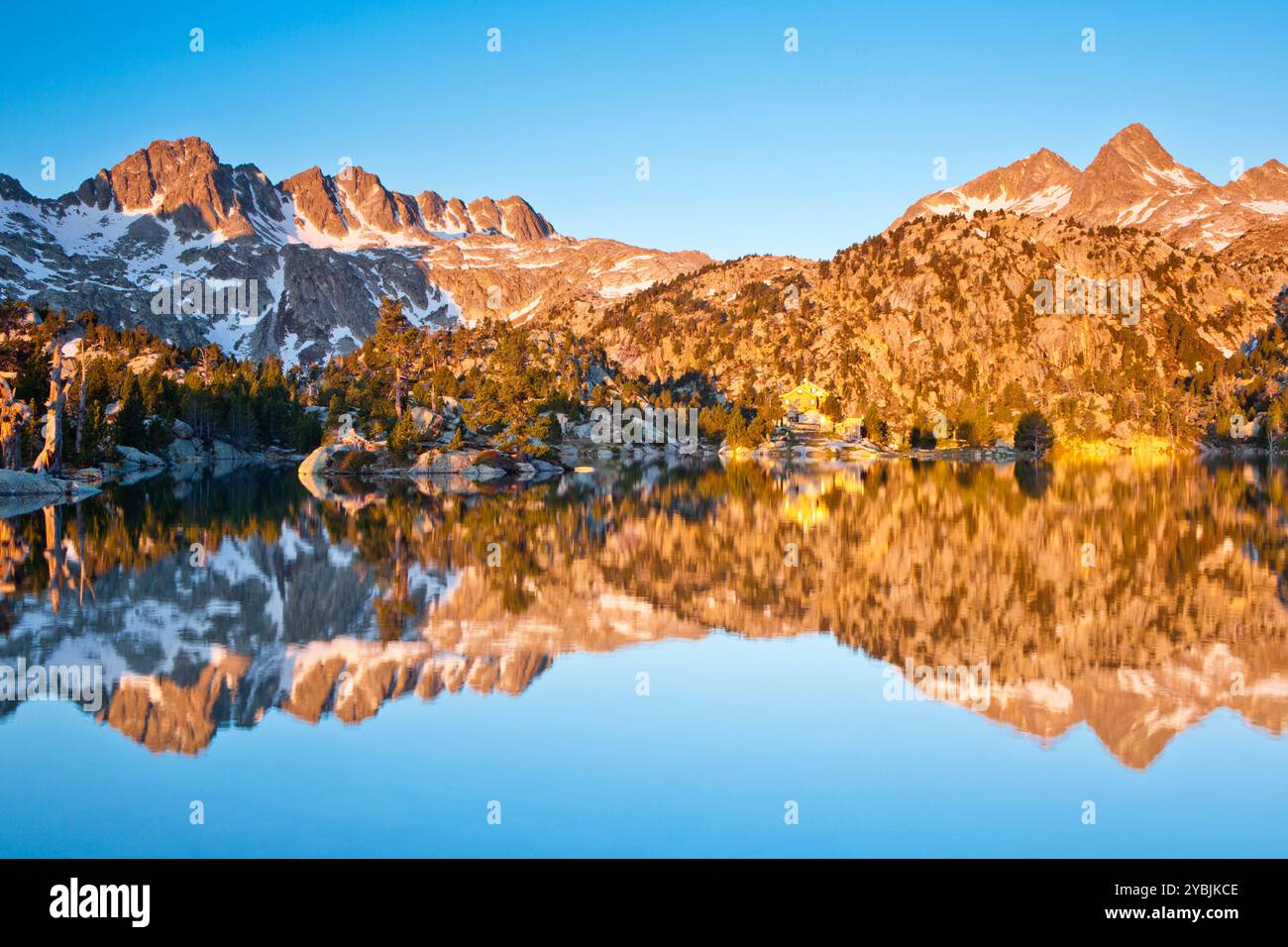 Lago Estany TORT de la Peguera e rifugio JM Blanc, Parco Nazionale di Aigüestortes, Lleida, Spagna Foto Stock