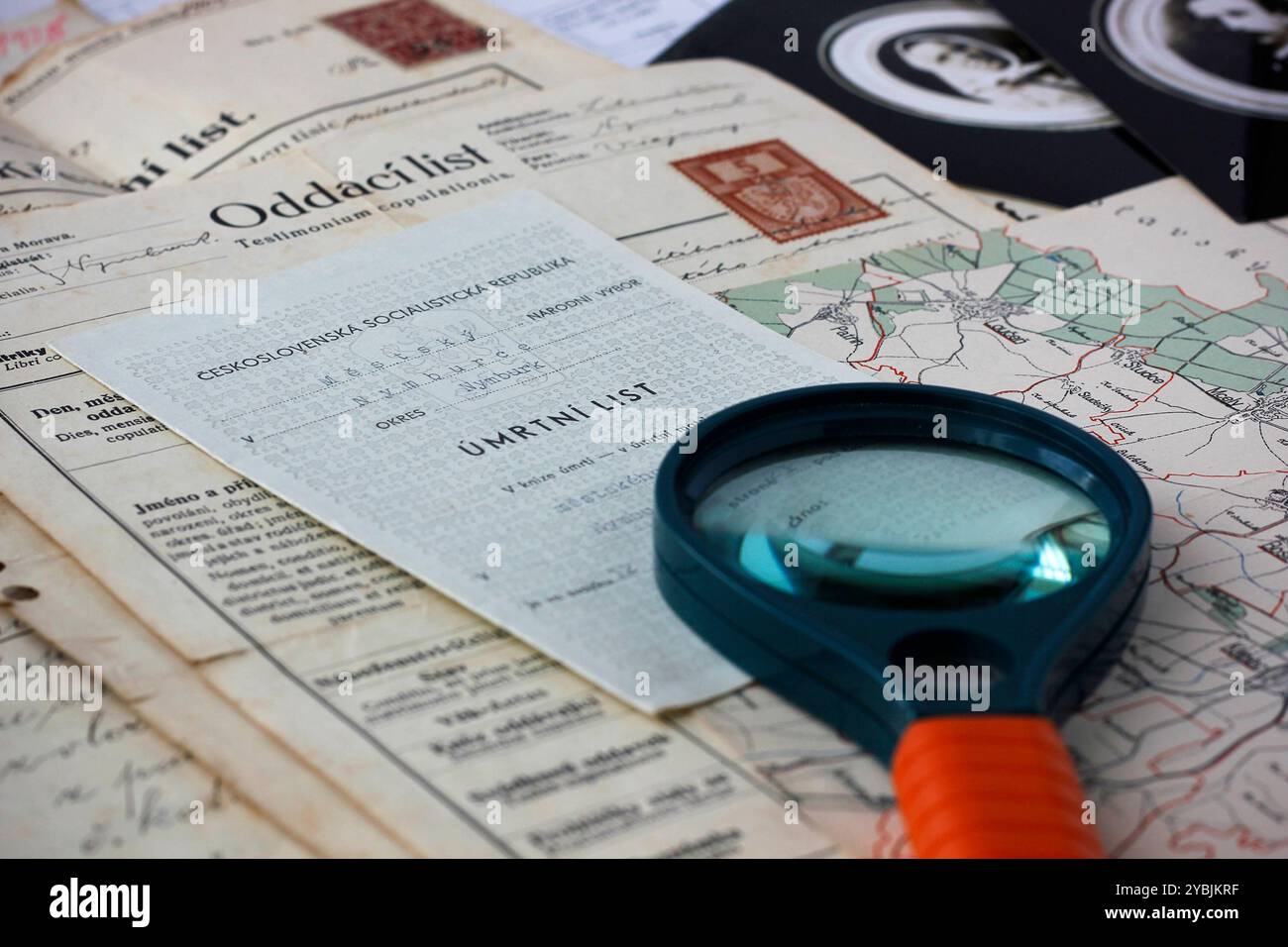 Vecchi documenti personali - certificato di nascita, matrimonio e morte - e una mappa scritta in lingua ceca utilizzata per la ricerca genealogica. Foto Stock
