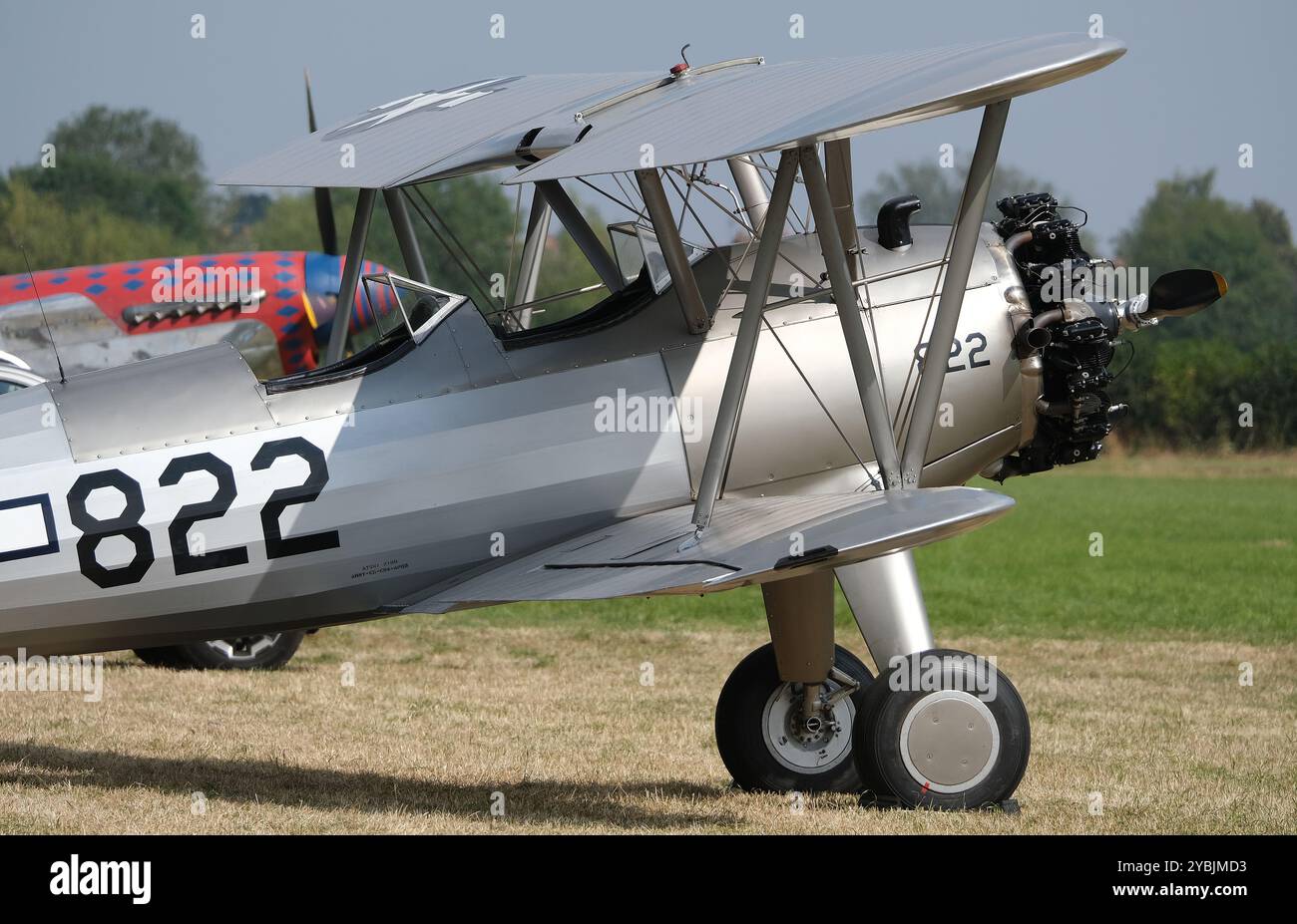Il Boeing Stearman Model 75 è un biplano americano precedentemente utilizzato come aereo da addestramento militare Foto Stock