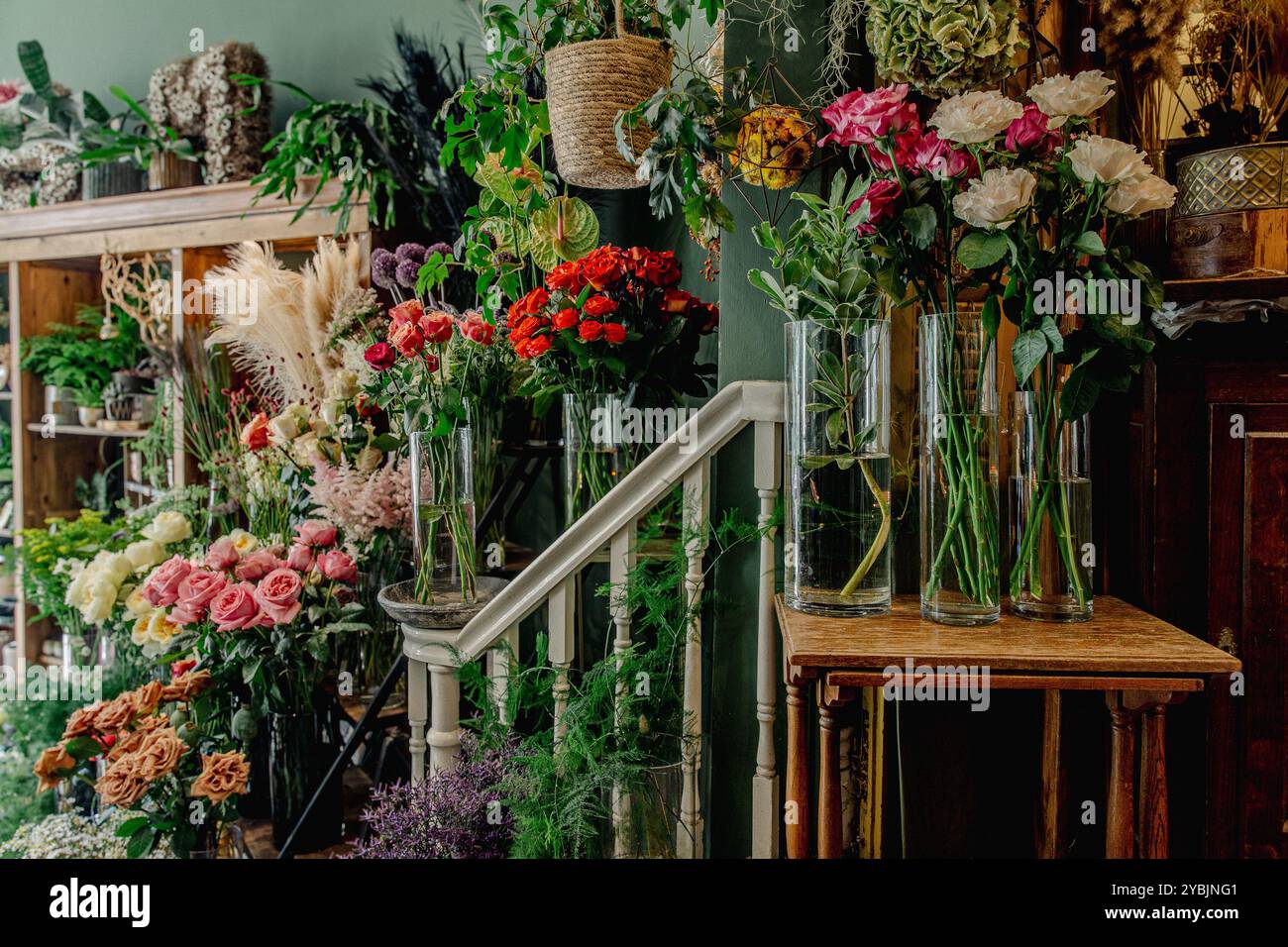 Vari fiori colorati in un negozio di fiori, fioraio indipendente Bramble & Moss a Londra, Regno Unito Foto Stock