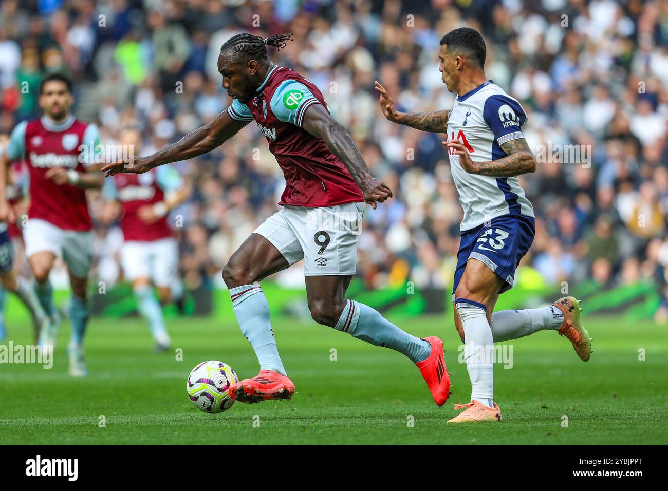 Michail Antonio del West Ham United in azione durante la partita Tottenham Hotspur FC vs West Ham United FC English Premier League al Tottenham Hotspur Stadium, Londra, Inghilterra, Regno Unito il 19 ottobre 2024 Credit: Every Second Media/Alamy Live News Foto Stock