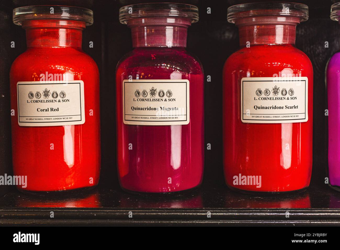 Pigmenti artistici rossi in bottiglie di farmacia di vetro al Cornelissen & Son Foto Stock