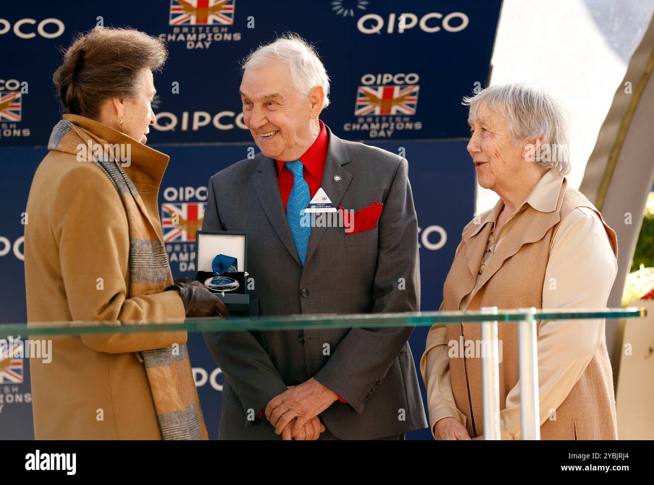 La Principessa reale regala a Jack Berry la sua medaglia mentre viene inserito nella Hall of Fame durante il QIPCO British Champions Day all'Ascot Racecourse, Berkshire. Data foto: Sabato 19 ottobre 2024. Foto Stock