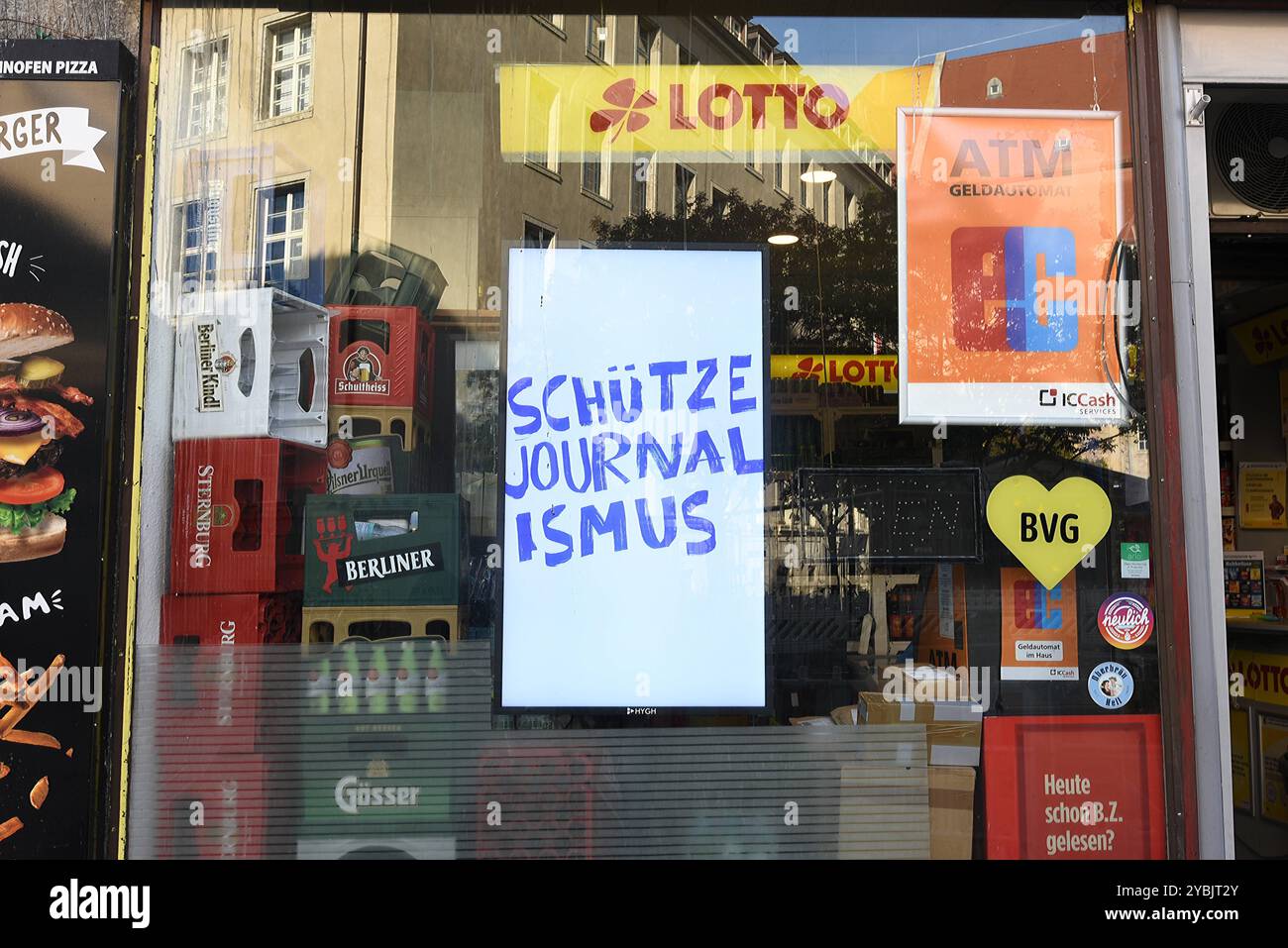 Die Rechercheorganization Correctiv wirbt um Spenden in einem TFT-display in einem Späti in Neukölln. Werbung von Correctiv im Schaufenster *** l'organizzazione di ricerca Correctiv pubblicizza le donazioni in un display TFT in un Späti in Neukölln pubblicità di Correctiv in vetrina Foto Stock