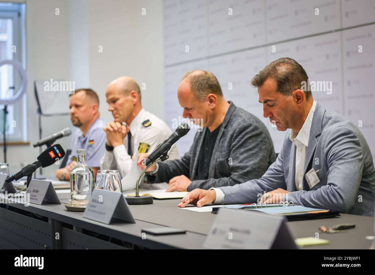 Hochwasser der Elbe a Dresda. Pressekonferenz im Rathaus. V.l.: Martin Wolther, Dr. Michael Katzsch, Dirk Hilbert, Mathias Lindenlaub. , Honorarfrei für Produkte von Sächsische.de und Sächsischer Zeitung *** alluvioni dell'Elba a Dresda Conferenza stampa presso il municipio V l Martin Wolther, Dr. Michael Katzsch, Dirk Hilbert, Mathias Lindenlaub , gratuito per i prodotti di Sächsische de e Sächsische Zeitung Foto Stock