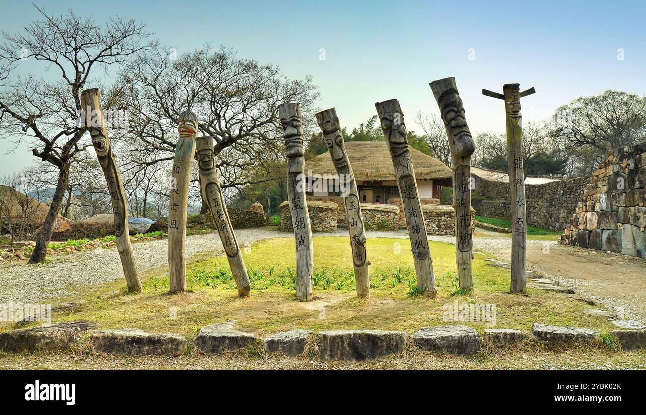 Un jangseung o guardiano del villaggio è un totem coreano di solito fatto di legno. Villaggio di Naganeupseong, Suncheon, provincia di Jeollanamdo, Corea del Sud. Foto Stock