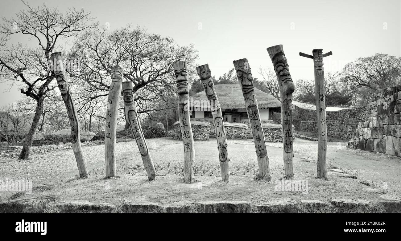 Un jangseung o guardiano del villaggio è un totem coreano di solito fatto di legno. Villaggio di Naganeupseong, Suncheon, provincia di Jeollanamdo, Corea del Sud. Foto Stock