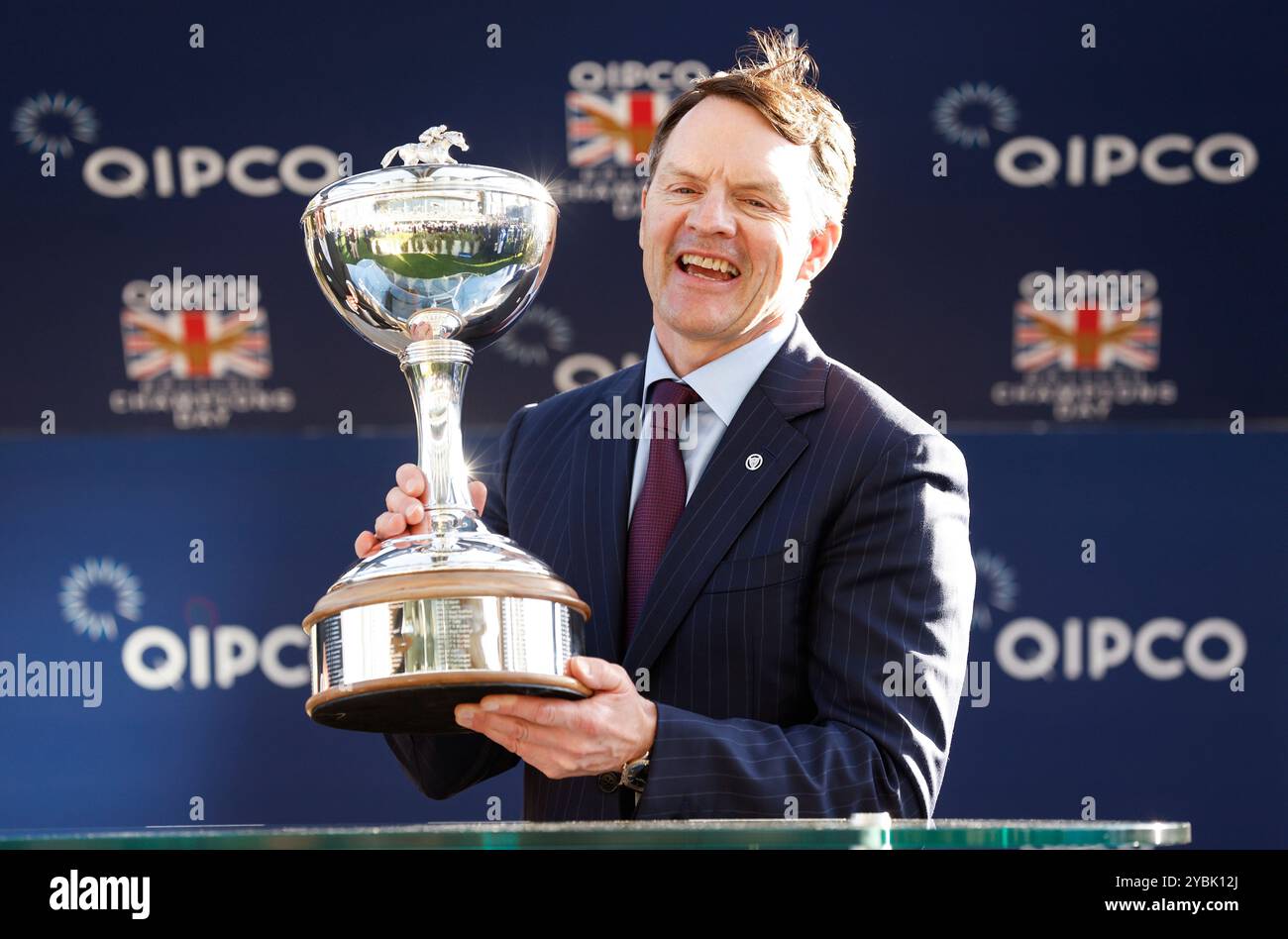 Aidan o'Brien con il trofeo istruttore campione durante la QIPCO British Champions Day all'Ascot Racecourse, Berkshire. Data foto: Sabato 19 ottobre 2024. Foto Stock